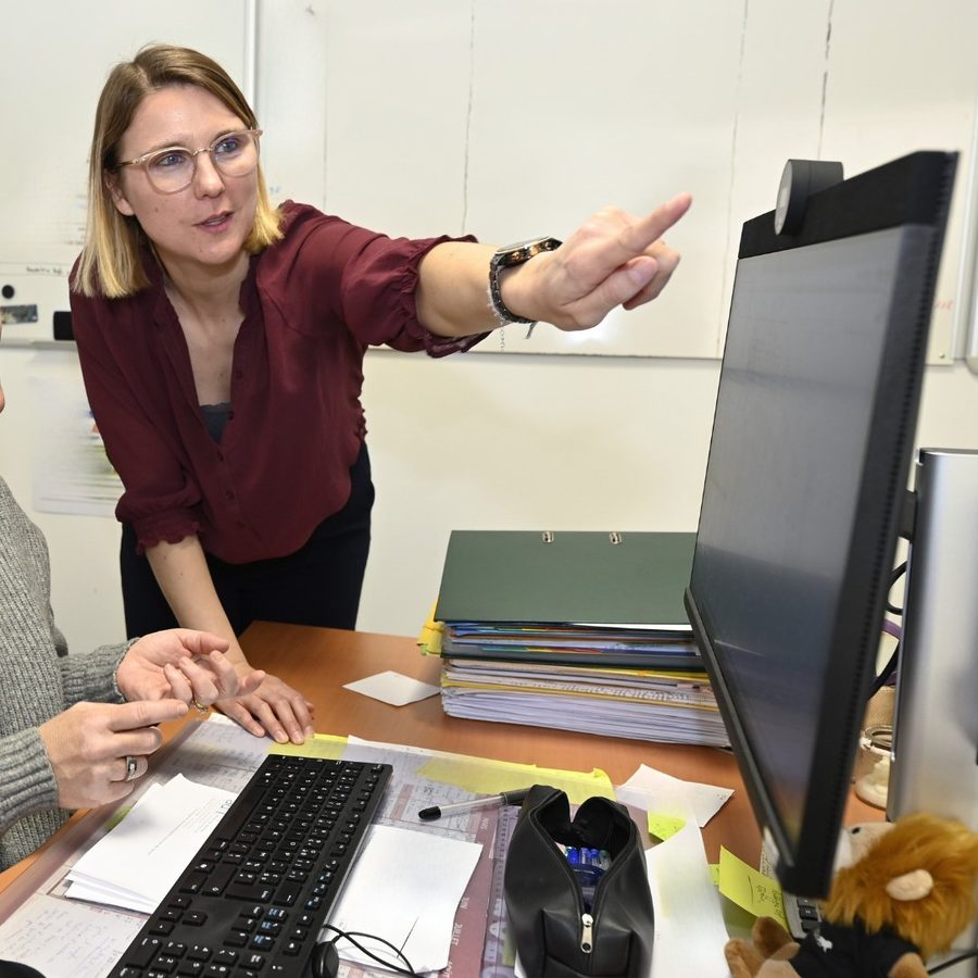 Mathilde Mathieu réalisant un audit de poste de travail avec une salariée pour corriger sa posture devant l'écran