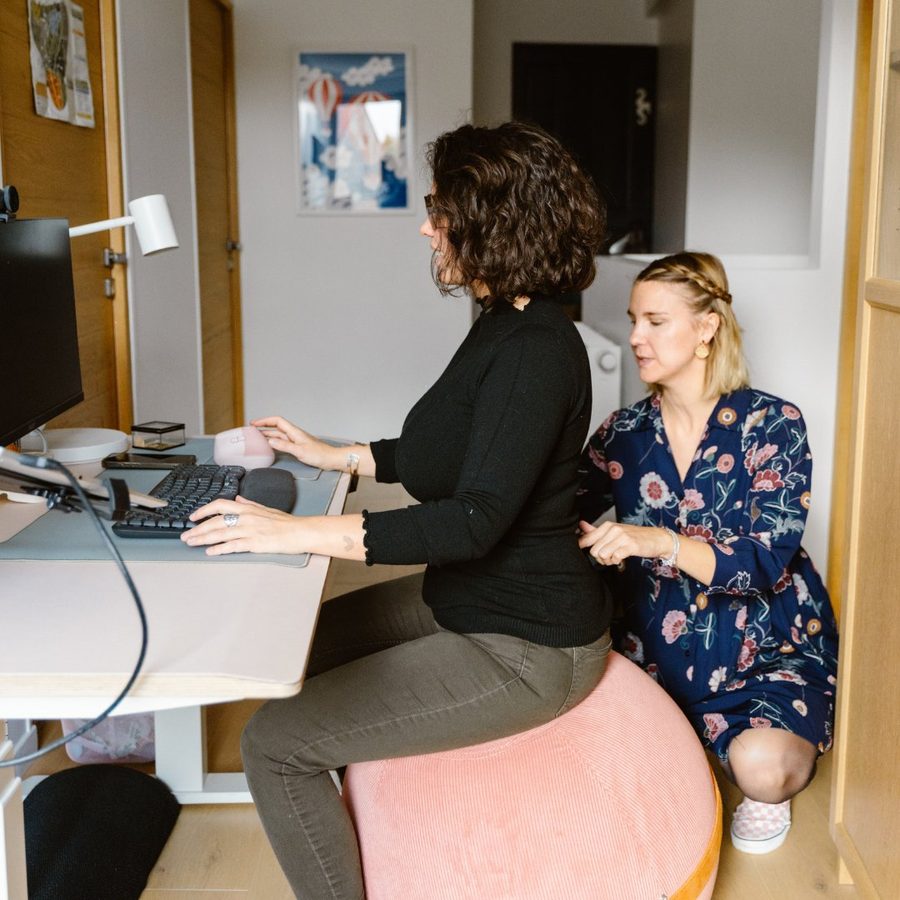 Mathilde Mathieu accompagnant une personne sur son poste de travail à domicile pour améliorer son ergonomie