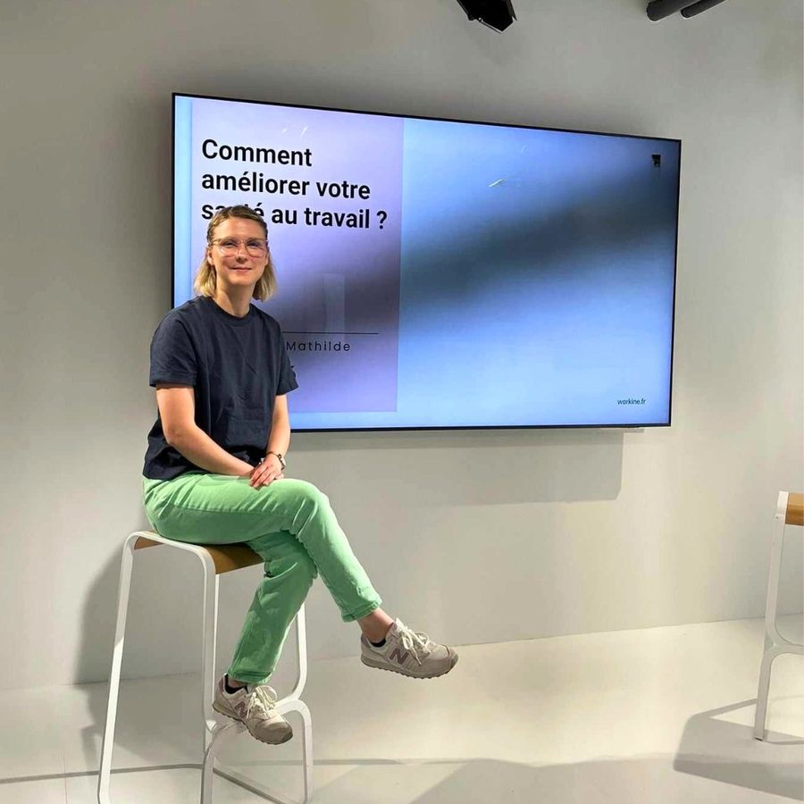 Mathilde Mathieu, kinésithérapeute, animant une conférence sur la santé au travail